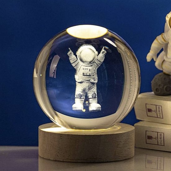 3D Kristallen Bal Astronaut - Nachtlampje - LED Glas Licht Hologram lamp met Massief Houten Basis - Nachtlamp - Cadeau idee - Verlichting - USB aansluiting - Woondecoratie van Merkloos