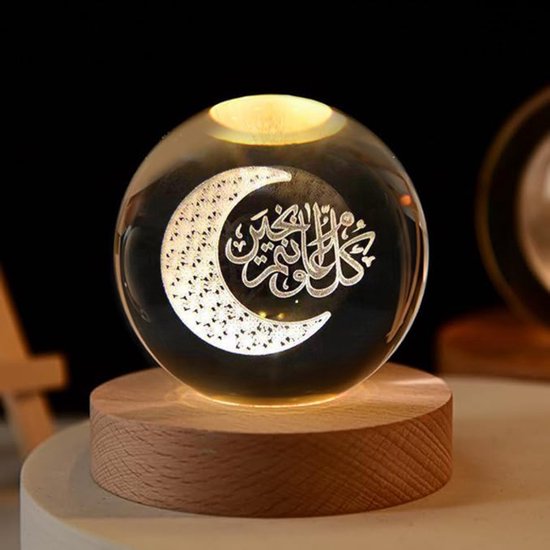 3D Kristallen Bal Nachtlampje - Islamitisch ontwerp - Arabische gravure - Maan en gebed - Ramadanlamp - Islamitische decoratie - LED Glas Licht Hologram Lamp met Massief Houten Basis - Nachtlamp - Cadeau idee - Verlichting - USB aansluiting van Merkloos