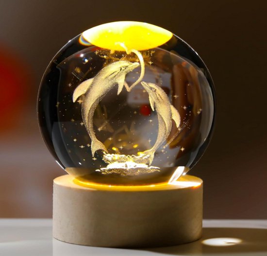 3D Kristallen Bol Nachtlampje - Dolfijnen die door een Hart Passeren - Springende Dolfijnen - LED Glazen Hologram Lamp met Massief Houten Voet - Nachtlampje - Cadeau Idee - Verlichting - USB Aansluiting van Merkloos