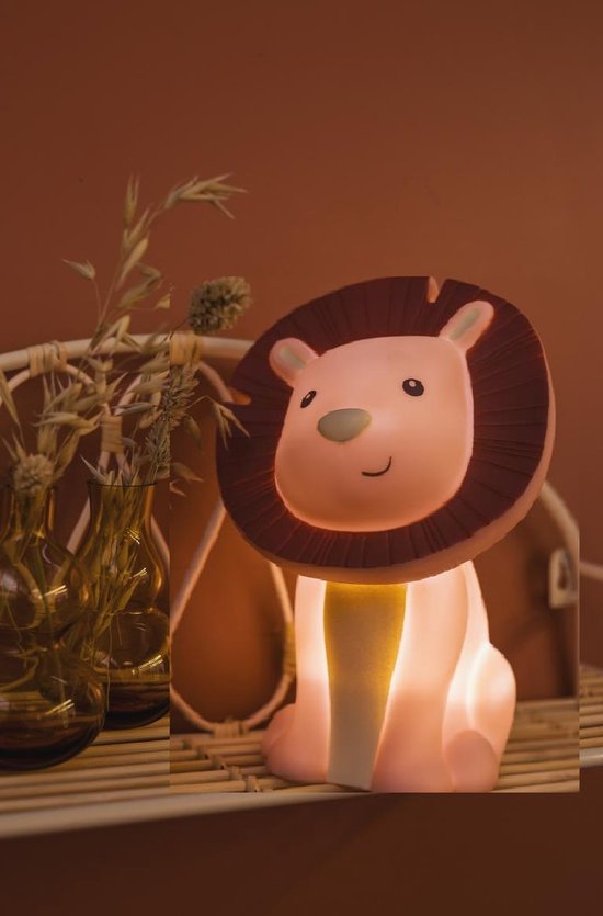 Atelier Pierre - Nachtlamp LED - Leeuw Hakuna - Roze/Bruin/Beige - H 22 cm - met USB oplader van Atelier Pierre
