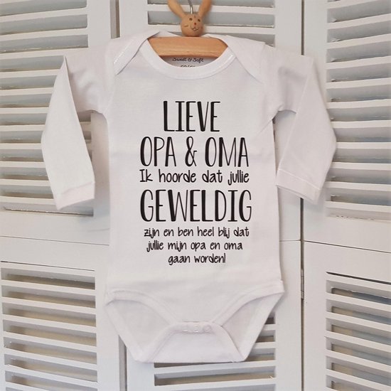 cadeau set baby met slabbetje en rompertje met tekst voor jongen of meisje: opa en oma hoera jullie worden slab en romper zwangerschap aankondiging geboorte zwangerschapsaankondiging bekendmaken bekendmaking van Cadeau.