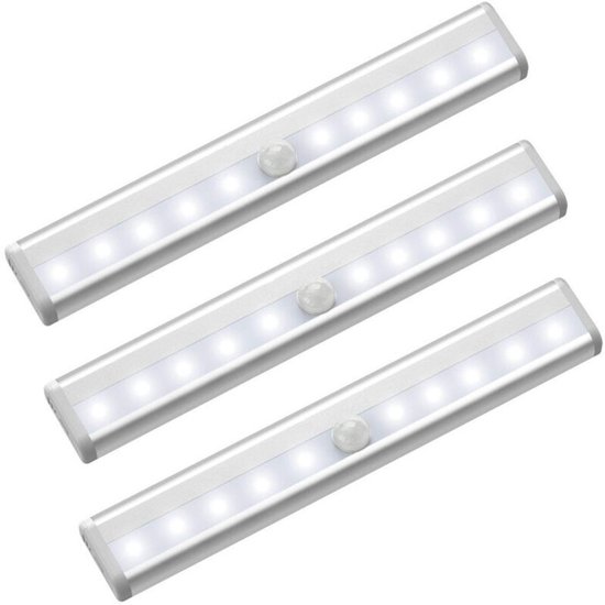 De kledingkast isgeschikt voorzien van 3 ledlampen geschikt voor bewegingssensoren, 10 draadloze ledspotjes, ledverlichting in de kledingkast zelf, ledlampen op batterijen geschikt voor magneetstrips en een nachtlampjegeschikt voor kinderen.