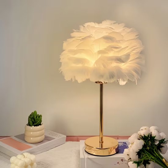 Een luxueuze gouden tafellamp in bohemian stijl met kunstveren, perfect Geschikt voor Kerstmis, de feestdagen en creatieve doe-het-zelf decoraties. Een warme en romantische crèmekleurige nachtlamp, Geschikt voor slaapkamers, van Merkloos