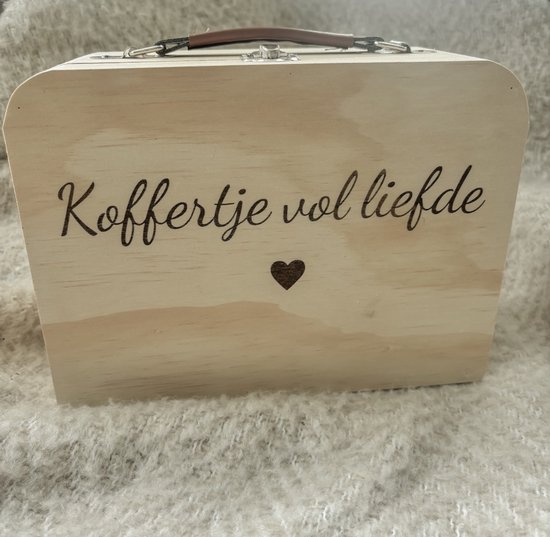 Geboorte geschenk - Koffertje vol liefde - cadeau - kraamcadeau - huwelijkscadeau - zomaar - gepersonaliseerd - hout - KLEINE FRUM