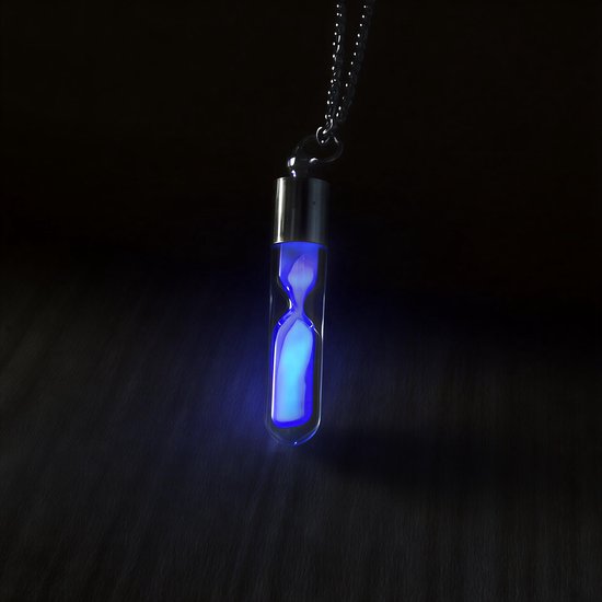 Glow-in-the-Dark Zandloper Ketting – Donkerblauw – Lichtgevend Glazen Hanger met Ketting, Luminescente Drift Bottle Sieraden Cadeau van Nekonato