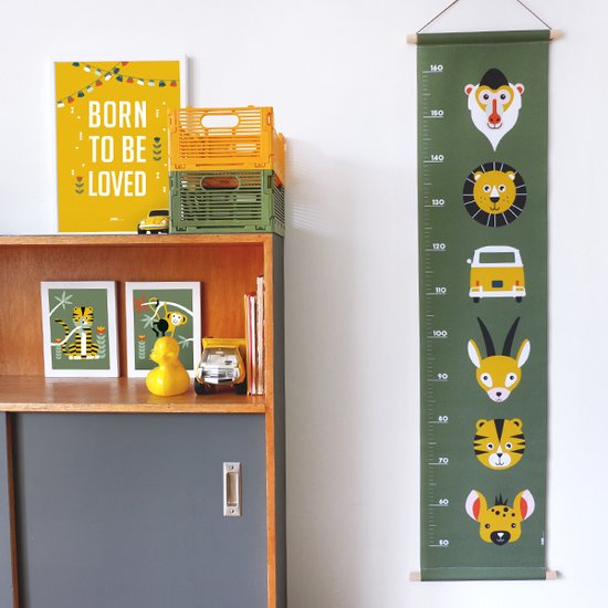 Groeimeter Safari olijf groen 30cm x 130cm - groeimeter - babykameraccessoire - katoen - oerwoud - jungle - groen - dieren - baviaan - leeuw - bus - tijger -hyena - gazelle - babykamer - jongenskamer - muurdecoratie - stokken - lederlook touwtje