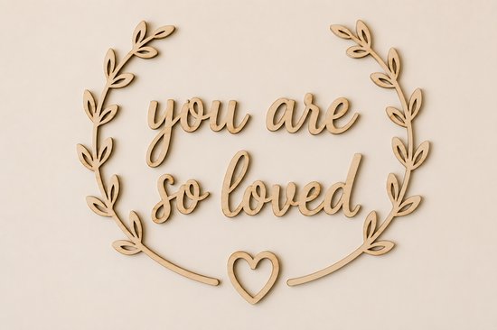 Houten Muurtekst "You Are So Loved" met Bladkrans - Babykamer Wanddecoratie - 50 x 25 cm - Multiplex - Natuurlijke Houtkleur - Made to Order