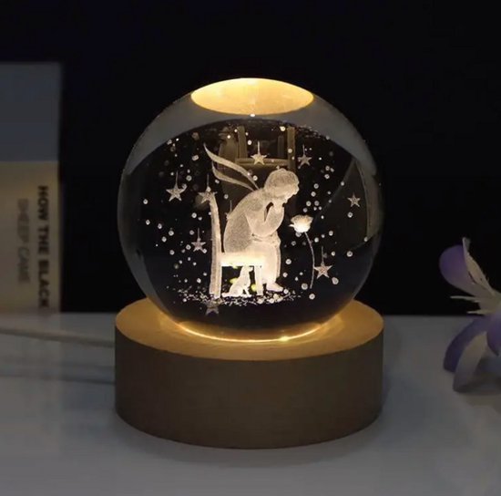 Liefdesfee 3D kristallen bol nachtlampje – 8 cm glazen bol, 2 cm houten voet, warm LED-licht van Merkloos