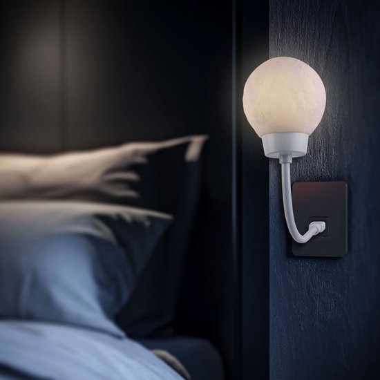 Nacht Sfeerlamp - Maanlantaarn - Warm Wit LED - USB Voeding - 3D Geprinte Maanstructuur - Ø65 mm - Voor Slaapkamer, Woonkamer of Hal - Decoratief en Functioneel [20257] van PHENOM LIGHTING TECHNOLOGY