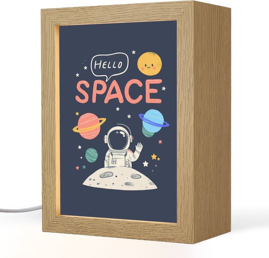 Nachtlampje 15x20 cm - Kinder lampje - Astronaut - Ruimte - Planeten - Tafellamp kinderkamer - Slaapkamer lamp - Bedlamp kinderen - Kinderlampje stopcontact - Wandlamp babykamer - Nachtlampjes van OnlyWow