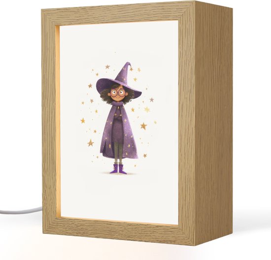 Nachtlampje 15x20 cm - Kinder lampje - Heks - Paars - Sterren - Heksenhoed - Tafellamp kinderkamer - Slaapkamer lamp - Bedlamp kinderen - Kinderlampje stopcontact - Wandlamp babykamer - Nachtlampjes van Merkloos