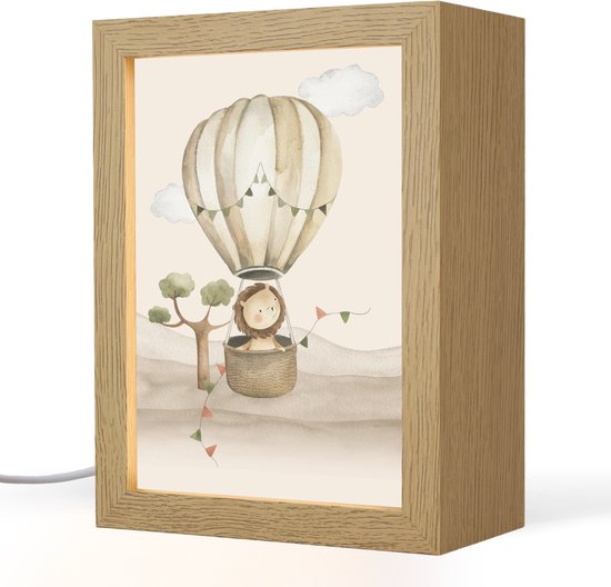 Nachtlampje 15x20 cm - Kinder lampje - Luchtballon - Leeuw - Watercolor - Safari - Dieren - Tafellamp kinderkamer - Slaapkamer lamp - Bedlamp kinderen - Kinderlampje stopcontact - Wandlamp babykamer - Nachtlampjes van OnlyWow