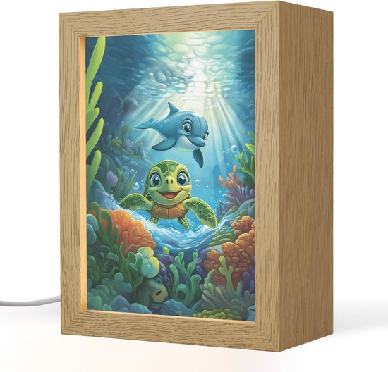 Nachtlampje 15x20 cm - Kinder lampje - Schildpad - Dolfijn - Oceaan - Tafellamp kinderkamer - Slaapkamer lamp - Bedlamp kinderen - Kinderlampje stopcontact - Wandlamp babykamer - Nachtlampjes van Decopatent
