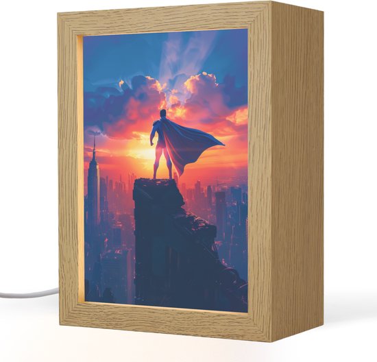 Nachtlampje 15x20 cm - Kinder lampje - Superheld - Stad - Jongens - Kleurrijk - Zon - Tafellamp kinderkamer - Slaapkamer lamp - Bedlamp kinderen - Kinderlampje stopcontact - Wandlamp babykamer - Nachtlampjes van OnlyWow