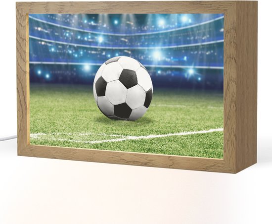 Nachtlampje 30x20 cm - Kinder lampje - Voetbal - Stadion - Bal - Jongens - Tafellamp kinderkamer - Slaapkamer lamp - Bedlamp kinderen - Kinderlampje stopcontact - Wandlamp babykamer - Nachtlampjes van Merkloos