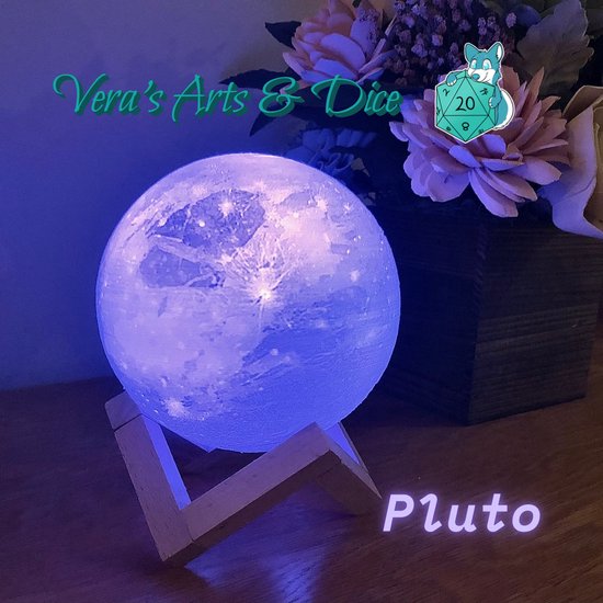 Pluto Lamp | Vera's Arts & Dice | 16 Verschillende Kleuren | Planeet Lampen | LED Lamp | Oplaadbaar Dimbaar Stroboscoop Effect Mogelijk Aanraak Gevoelig Afstandsbediening | 3D Print Handmade | Lampen Sfeerverlichting | Slaapkamer Woonkamer van Vera's Arts & Dice