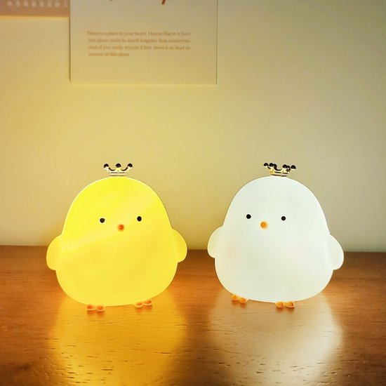Twee kuikenvormige LED-nachtlampjes met kroontjes, geschikt voor slaapkamers en als nachtlampje. Afmetingen: 6,60*5,70*5,60 cm. Werkt op batterijen. van Merkloos