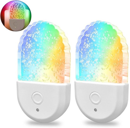 Twee LED-nachtlampjes met stekker, waaronder een kinder-LED-nachtlampje met 6 verschillende kleuren. Geschikt voor installatie in gangen of badkamers.