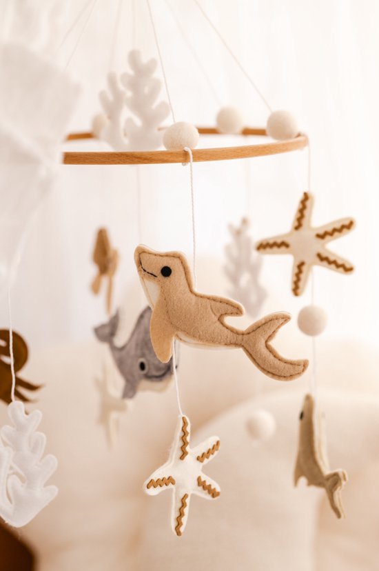 vilten baby mobiel - sad beige - boxmobiel - Boxmobiel dieren - Kraamcadeau - mobiel zeedieren - Oceaan - mobiel vilt- Dolfijn - wiegmobiel- Walvis - Octopus - vissen - dierenmobiel - Wieghanger - Babykamer - muziekmobiel