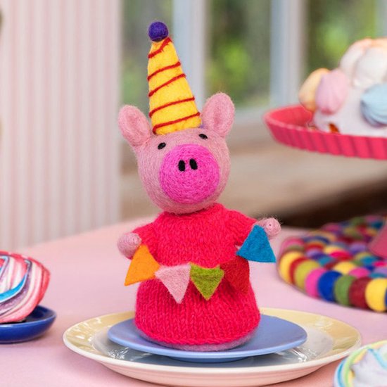 Wolvilt Feestvarken met Feestmuts en Slinger Roze - Kleine Handpop/Eiwarmer - Handmade&Fairmade Homedeco - 24cm